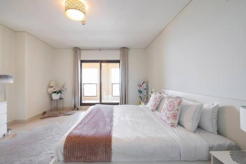 Photo #2 of Balqis Residense Palm Jumeirah,Pool, Beach, Top floor, Full sea view, Restaurants in Dubai, United Arab Emirates