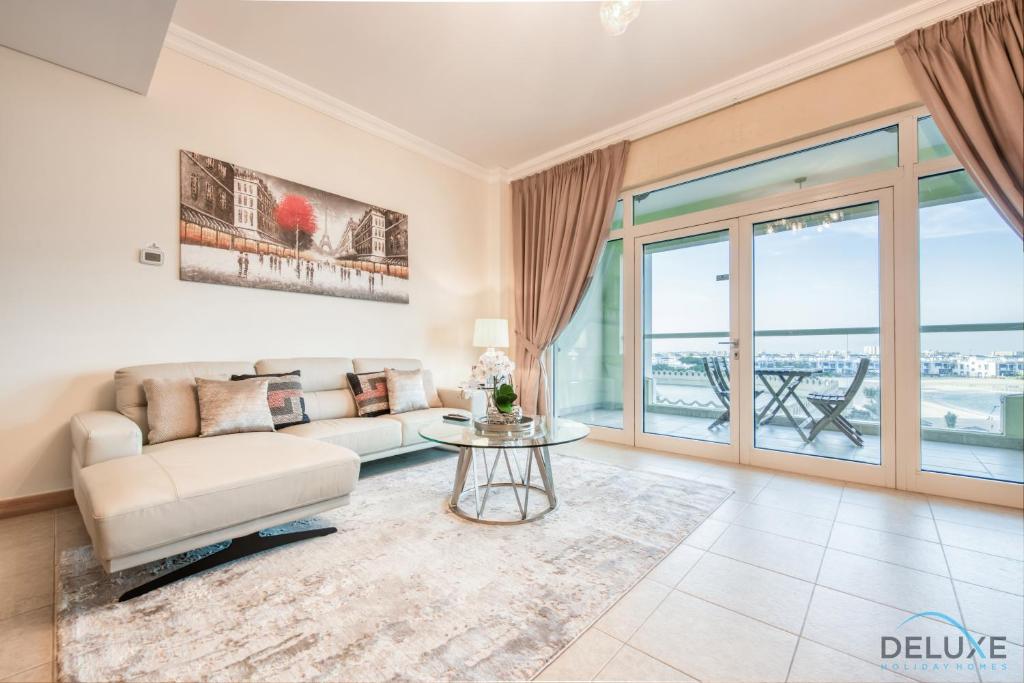 Photo #1 of Distinctive 1 BR at Shoreline 5 Palm Jumeirah by Deluxe Holiday Homes in Dubai, United Arab Emirates
