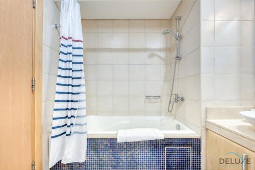 Photo #3 of Distinctive 1 BR at Shoreline 5 Palm Jumeirah by Deluxe Holiday Homes in Dubai, United Arab Emirates