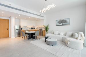 Photo #4 of Luxurious 1BR Suite at La Vie, JBR - Free Private Beach Access - Ahlan HH in Dubai, United Arab Emirates