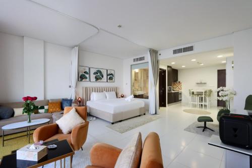 Photo #2 of Livbnb Seaside Studio in Palm Jumeirah with Private Terrace and Direct Access to Nakheel Mall in Dubai, United Arab Emirates