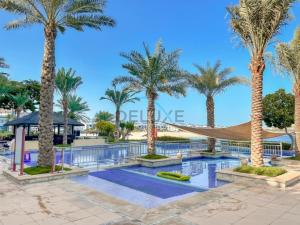 Photo #4 of Elegant 1BR Apartment with Sea View in Al Haseer, Palm Jumeirah by Deluxe Holiday Homes in Dubai, United Arab Emirates