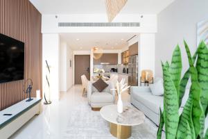 Photo #6 of Exclusive Beachfront 2 Bed with Pool & Palm View in Dubai, United Arab Emirates