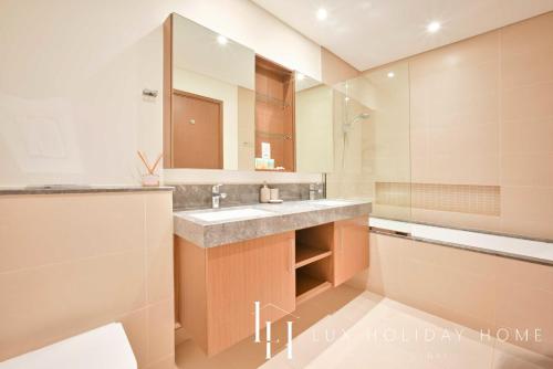 Photo #3 of LUX 52 42 Deluxe Marina view suite 1 in Dubai, United Arab Emirates