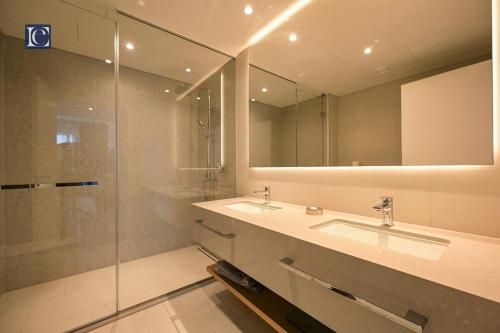 Photo #3 of Luxury Escapes - Exquisite 3BR plus Maid, Full Sea View in JBR in Dubai, United Arab Emirates