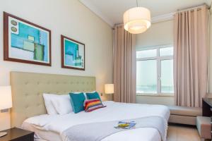 Photo #6 of Bespoke Holiday Homes - Palm Jumeirah- 1 Bedroom Sea View with Pool & Beach Access, Al Haseer in Dubai, United Arab Emirates