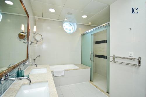 Photo #3 of Luxury Escapes - Premium 3BR - Partial Sea View The Palm - Near Nakheel Mall & Mono Rail - OCEANA in Dubai, United Arab Emirates
