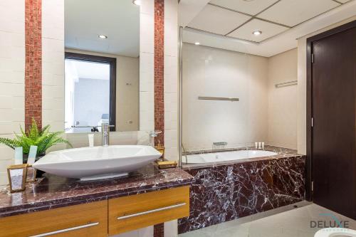 Photo #3 of Ain Dubai & Sea Views 2BR Close to Beach, Rimal 4, Jumeirah Beach Residence, by Deluxe Holiday Homes in Dubai, United Arab Emirates
