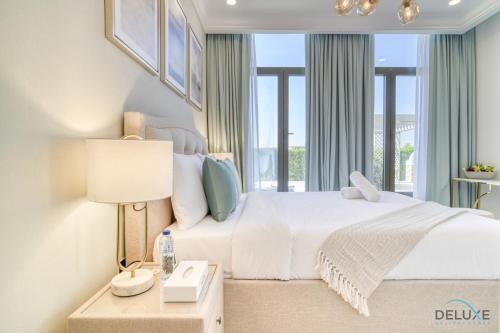 Photo #2 of Signature 6BR Villa with Assistant Room and Private Pool in Frond F Palm Jumeirah by Deluxe Holiday Homes in Dubai, United Arab Emirates