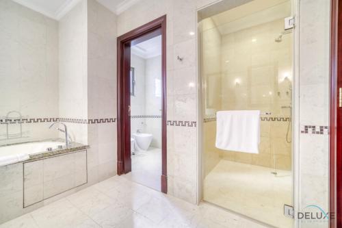 Photo #3 of Signature 6BR Villa with Assistant Room and Private Pool in Frond F Palm Jumeirah by Deluxe Holiday Homes in Dubai, United Arab Emirates