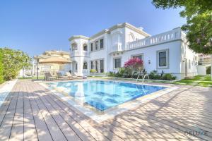 Photo #4 of Signature 6BR Villa with Assistant Room and Private Pool in Frond F Palm Jumeirah by Deluxe Holiday Homes in Dubai, United Arab Emirates