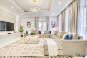 Photo #6 of Signature 6BR Villa with Assistant Room and Private Pool in Frond F Palm Jumeirah by Deluxe Holiday Homes in Dubai, United Arab Emirates