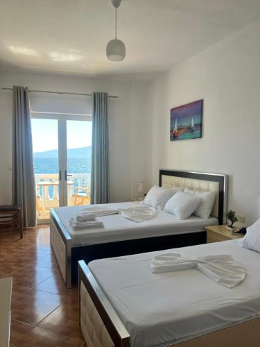 Photo #2 of Rock Star-Pllakat in Saranda, Albania