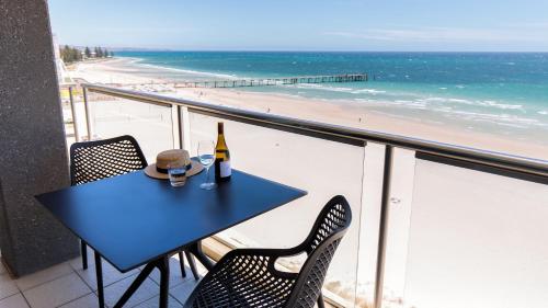 Photo #2 of Oaks Glenelg Plaza Pier Suites in Glenelg, Australia