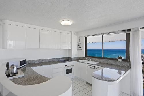 Photo #3 of De Ville Apartments in Main Beach, Australia