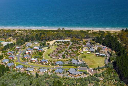 Photo #2 of Club Wyndham Seven Mile Beach, Trademark Collection by Wyndham in Seven Mile Beach, Australia