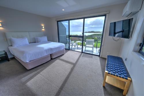 Photo #2 of Diamond Island Resort, Restaurant & Bar and Penguin Show in Bicheno, Australia