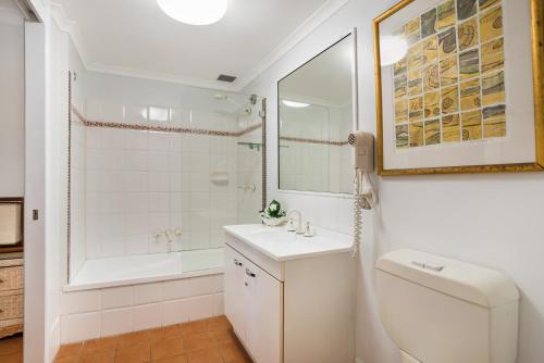 Photo #2 of The York Beachfront Holiday Apartments in Yorkeys Knob, Australia