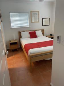 Photo #3 of The York Beachfront Holiday Apartments in Yorkeys Knob, Australia