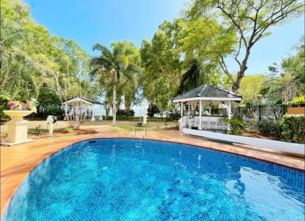 Photo of Willow Garden Stays - Beachfront 4 Bedroom Luxury Holiday Home in Kewarra Beach, Australia