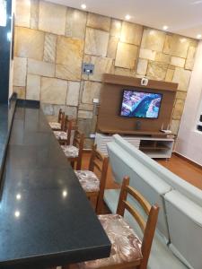 Photo #6 of "Excelente Casa Pé na Areia com Piscina, Ampla Área de Lazer com Espaço Gourmet Externo, Deck Coberto com Churrasqueira e Cooktop, Cozinha Americana, Ampla Sala de Estar com Lindíssima Lareira, Smart TV 50", Wi-Fi e o Principal é muito Pertinho da Praia" in Nova Mirim, Brazil