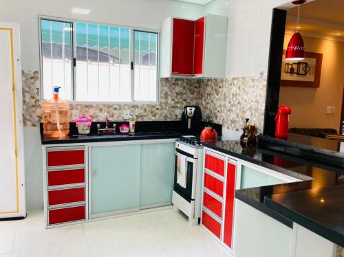 Photo #2 of Casa Moderna e Aconchegante à Beira Mar, com Opção de Piscina Aquecida Cobrado à Parte, Área Gourmet com Churrasqueira em Deck Coberto Frente a Piscina, Aconchegante Sala de Estar com Lareira, Garagem para 4 Carros, Casa Pé na Areia a 50 metros da Praia in Guayama, Brazil