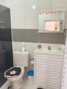 Photo #5 of Casa Moderna e Aconchegante à Beira Mar, com Opção de Piscina Aquecida Cobrado à Parte, Área Gourmet com Churrasqueira em Deck Coberto Frente a Piscina, Aconchegante Sala de Estar com Lareira, Garagem para 4 Carros, Casa Pé na Areia a 50 metros da Praia in Guayama, Brazil