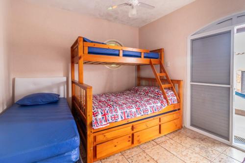 Photo #2 of Casa Lindíssima e Espaçosa com 2 Piscinas - Adulto e Infantil, Perto da Praia, Opção da Piscina Adulto Aquecida Cobrado à Parte, 4 Quartos Frente as Piscinas, Área Gourmet Completa com Churrasqueira, Forno e Fogão a Lenha, Mesa de Bilhar, Lareira na Sala in La Romana, Brazil