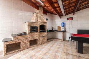 Photo #5 of Casa Lindíssima e Espaçosa com 2 Piscinas - Adulto e Infantil, Perto da Praia, Opção da Piscina Adulto Aquecida Cobrado à Parte, 4 Quartos Frente as Piscinas, Área Gourmet Completa com Churrasqueira, Forno e Fogão a Lenha, Mesa de Bilhar, Lareira na Sala in La Romana, Brazil
