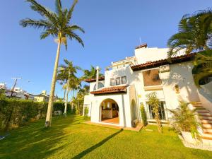 Photo #4 of Apto estilo casa em condomínio na beira da praia in Praia Brava, Brazil