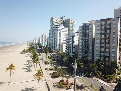 Photo #2 of apto frente praia pé na areia 2dorm wifi elevador Smart tv praia grande aviação in Praia Grande, Brazil