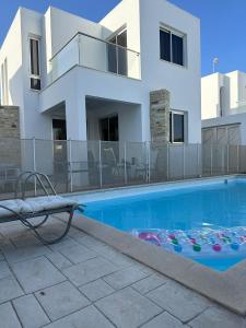 Photo #4 of Haus 2 Schlafzimmer und Pool in Perivolia, Cyprus