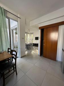 Photo #6 of Haus 2 Schlafzimmer und Pool in Perivolia, Cyprus