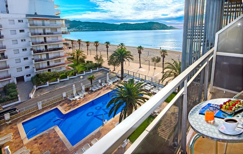 Photo of Hotel Monterrey Roses by Pierre & Vacances in Roses, Spain