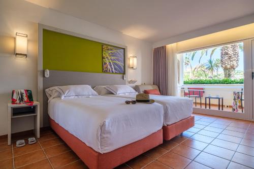 Photo #2 of Oassium Hotel - Adults Only in Platja de la Pineda, Spain