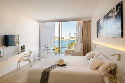 Photo #2 of Els Pins Resort & Spa - Emar Hotels in Sant Antoni de Portmany, Spain