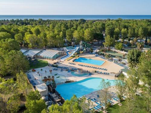 Photo #2 of MOBILHOME Lodge 3 chambres, 500m plage, camp 5 étoiles in Vendres Plage, France