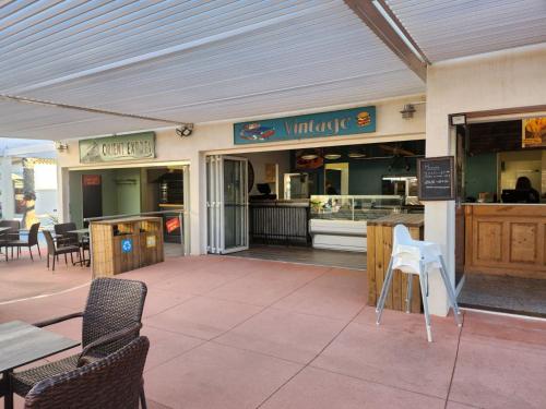 Photo #3 of MOBILHOME Lodge 3 chambres, 500m plage, camp 5 étoiles in Vendres Plage, France