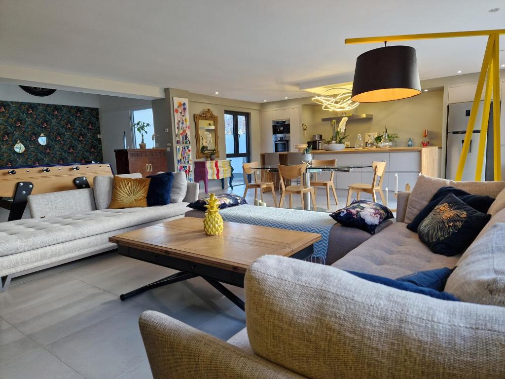 Photo of MAGNIFIQUE VILLA LUXE COSY POPPIES HOLIDAY - Normandie Beach Racing, Flipper, Baby-foot, SPA, Jardin Méditerranéen, Plage Riva Bella à 300m, Mer à Pied, Tout Confort, Idéale Familles & Groupes, EVJ à Ouistreham, Proche Cabourg, Week-end & Courts Séjours ! in Ouistreham, France