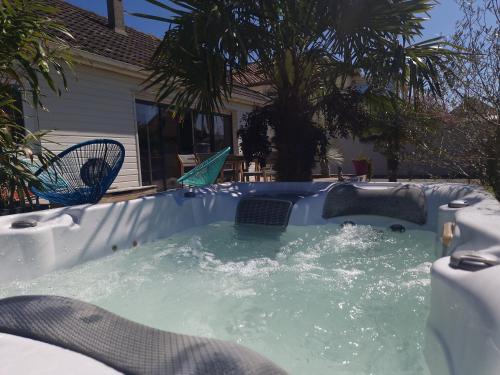 Photo #3 of MAGNIFIQUE VILLA LUXE COSY POPPIES HOLIDAY - Normandie Beach Racing, Flipper, Baby-foot, SPA, Jardin Méditerranéen, Plage Riva Bella à 300m, Mer à Pied, Tout Confort, Idéale Familles & Groupes, EVJ à Ouistreham, Proche Cabourg, Week-end & Courts Séjours ! in Ouistreham, France