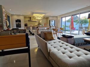 Photo #4 of MAGNIFIQUE VILLA LUXE COSY POPPIES HOLIDAY - Normandie Beach Racing, Flipper, Baby-foot, SPA, Jardin Méditerranéen, Plage Riva Bella à 300m, Mer à Pied, Tout Confort, Idéale Familles & Groupes, EVJ à Ouistreham, Proche Cabourg, Week-end & Courts Séjours ! in Ouistreham, France