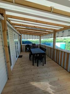 Photo #6 of Mobil home Luxueux - 40 m2 terrasse couverte - La Palmyre Les Mathes - Les Charmettes 4 étoiles in Les Mathes, France