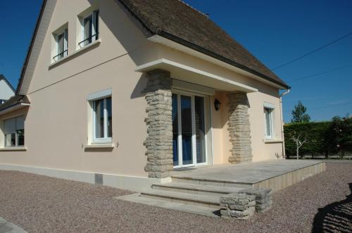 Photo #3 of Villa Magulie, le calme en bord de plage in Ver sur Mer, France