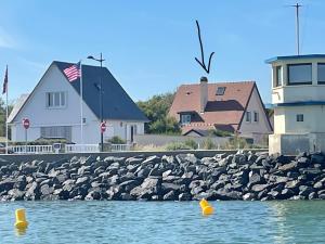 Photo #5 of Villa Magulie, le calme en bord de plage in Ver sur Mer, France