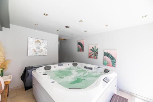 Photo #2 of Les Alizés Résidence & Spa in Monticello, France