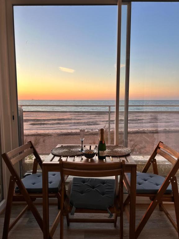 Photo #1 of Mettons les voiles - Appt vue mer avec loggia in Bernières sur Mer, France
