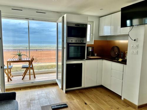 Photo #3 of Mettons les voiles - Appt vue mer avec loggia in Bernières sur Mer, France