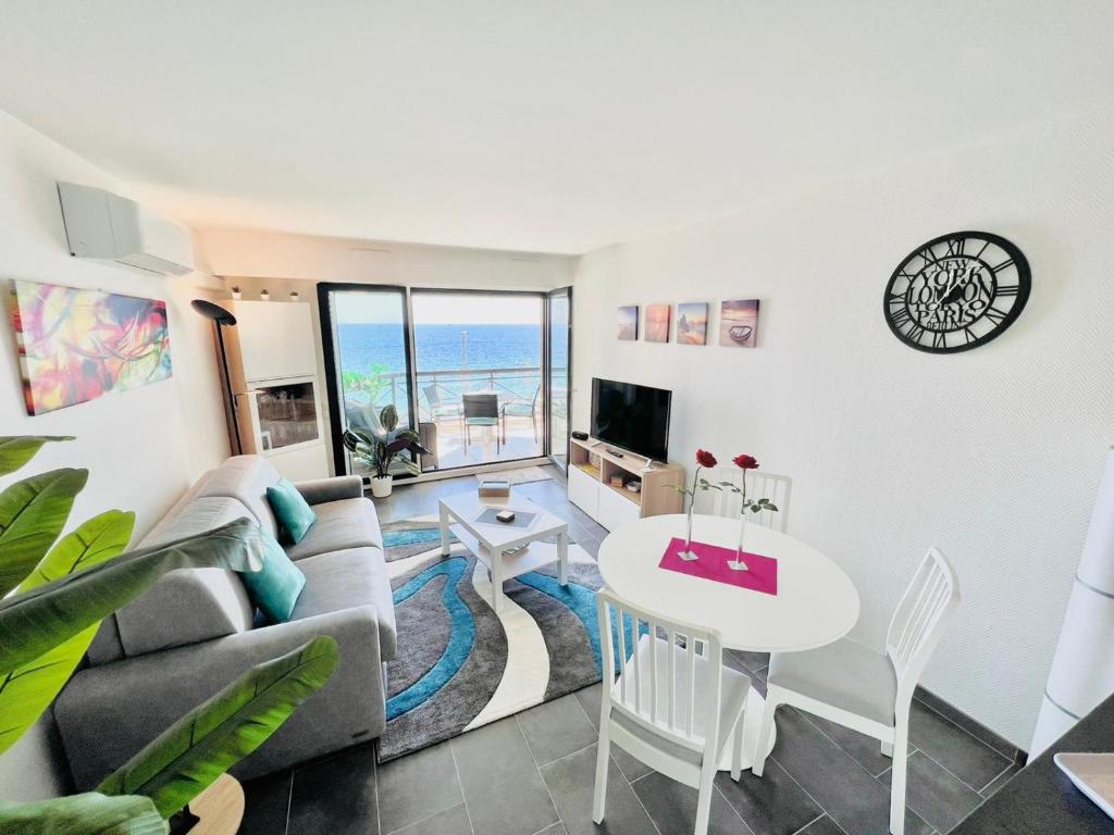 Photo of VILLA MAUPASSANT BORD DE MER in Cannes, France