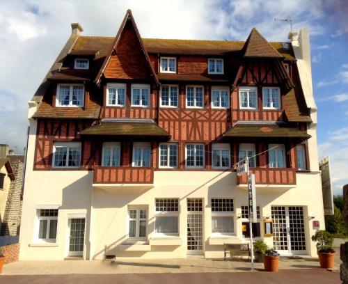 Photo #3 of Hôtel De La Mer - Deauville Blonville - Boutique Hôtel de charme vue Mer ou Campagne - Accès direct plage in Blonville sur Mer, France