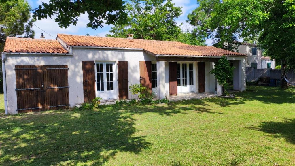 Photo #1 of Maison à 8 min à pied de la Plage avec jardin clos et ombragé in Saint Georges d Oléron, France
